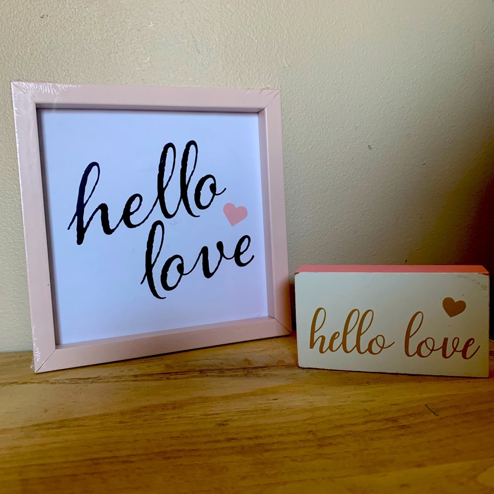 “Hello Love” signs.